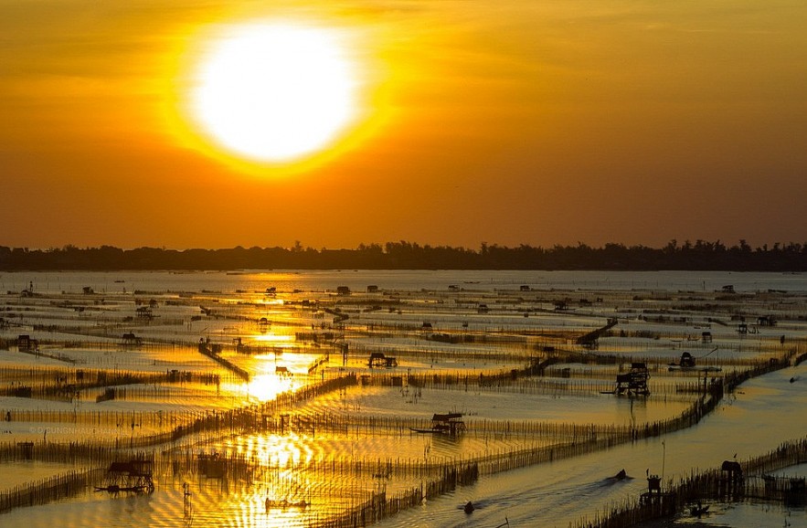 When the sun rises, the sky gradually turns red-orange, combined with the light effect on the water, making any visitor come here to admire - Photo: NGO HUY HOA