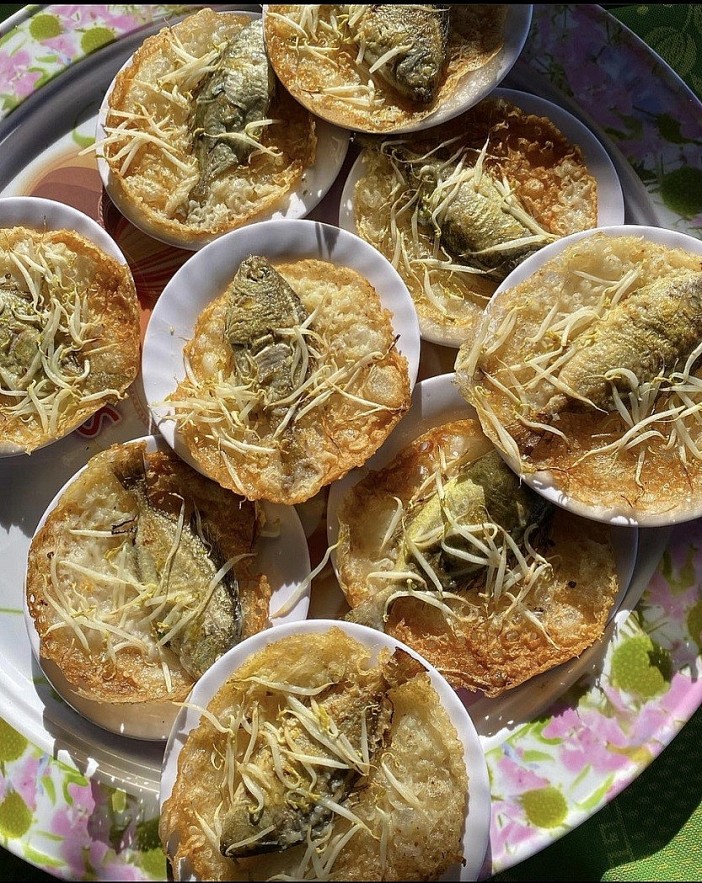 Ornamental fish cake is a specialty of Chuon lagoon. The way to prepare this dish is also not sophisticated, the whole orca fish is fried to golden brown, before the fish is cooked, the processor continues to pour in the cake batter and continue to fry until the fish is golden brown - Photo: VISIT HUE