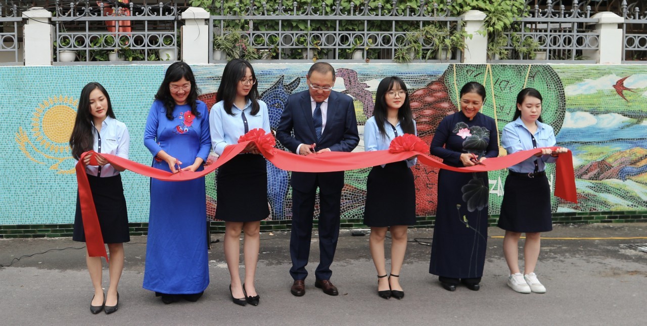 Ceramic Mosaic Mural Marks Vietnam-Kazakhstan's 30-Year Ties
