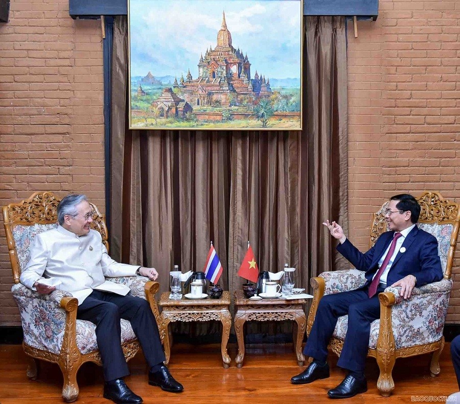 MLC Foreign Ministers' Meeting: Vietnam's FM Meets Foreign Officials