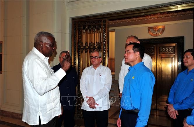 Esteban Lazo Hernández, Politburo member and President of the National Assembly of the People’s Power meets the Vietnamese delegation. Photo: VNA