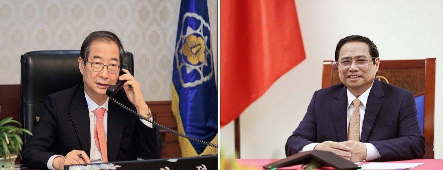 PM Pham Minh Chinh (right) holds phone talks with his Korean counterpart Han Duck-soo (Photo: VNA) 