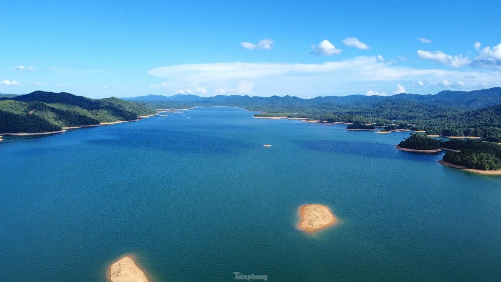 The majestic natural beauty of Ke Go lake bed
