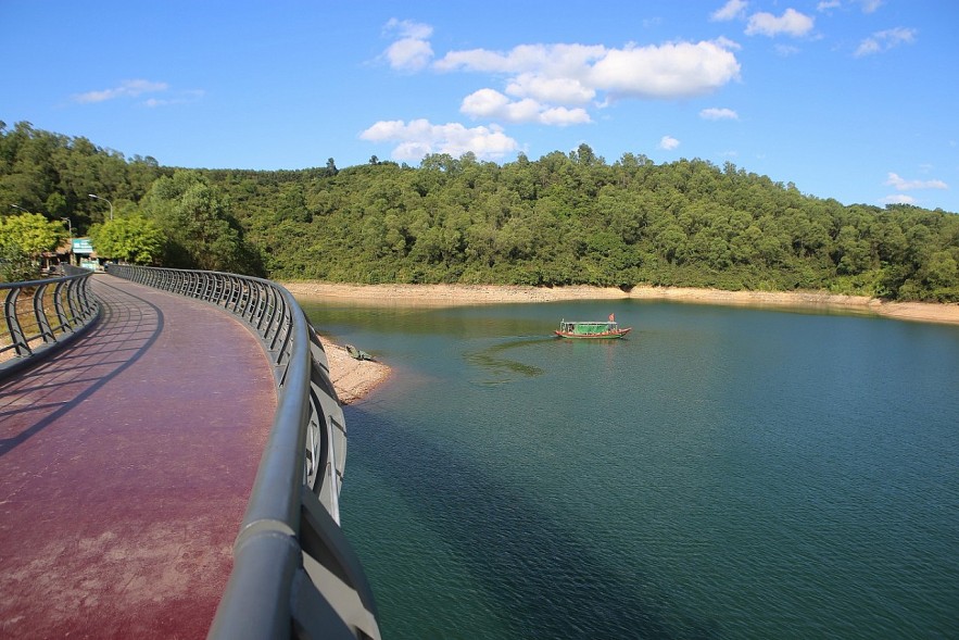 The majestic natural beauty of Ke Go lake bed