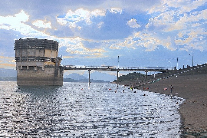 The majestic natural beauty of Ke Go lake bed