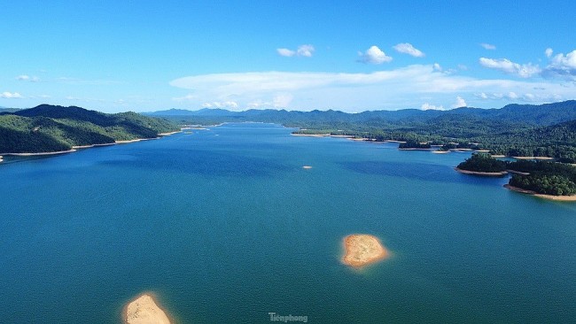 The majestic natural beauty of Ke Go lake bed
