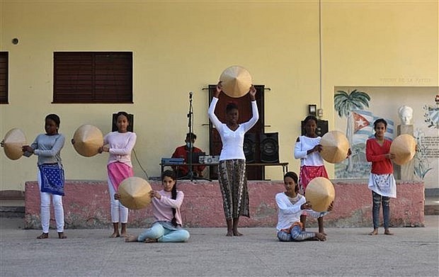 Students at Nguyen Van Troi school perform a dance with the traditional Vietnamese hats on February 15, 2022.(Photo: VNA)