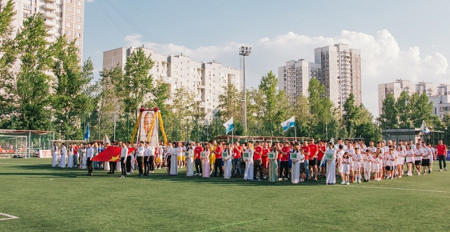 Teams perform the flag salute ceremony (Photo: KT).