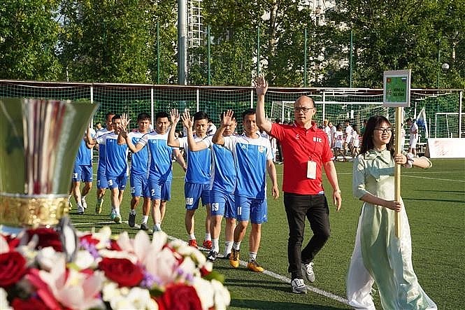 Teams parade through the Championship Cup.  Photo: Duy Trinh/VNA