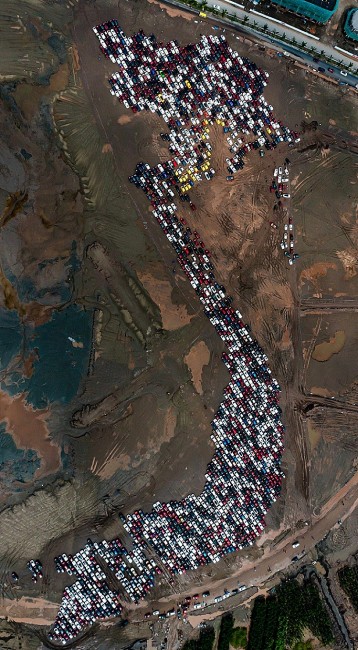 [Photos] Over 1,800 Cars Form a Giant Map of Vietnam