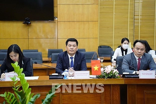 Minister of Industry and Trade Nguyen Hong Dien (centre) Photo: Ministry of Industry and Trade
