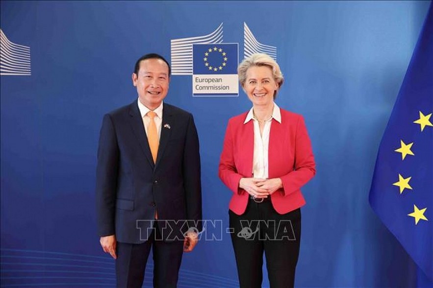 Ambassador and Head of the Vietnam Delegation to the European Union (EU) Nguyen Van Thao (L) and President of the European Commission Ursula von der Leyen. Photo: VNA
