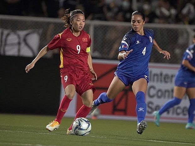 Captain Huynh Nhu of Vietnam (L) and a Filipino player. Photo: VFF