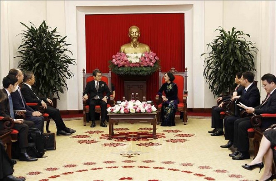 Truong Thi Mai, Politburo member, Secretary of the Communist Party of Vietnam (CPV) Central Committee and head of its Organization Commission (R) receives Chairman of the Board of Directors of the Japan Bank for International Cooperation (JBIC), Maeda Tadashi. Photo: VNA