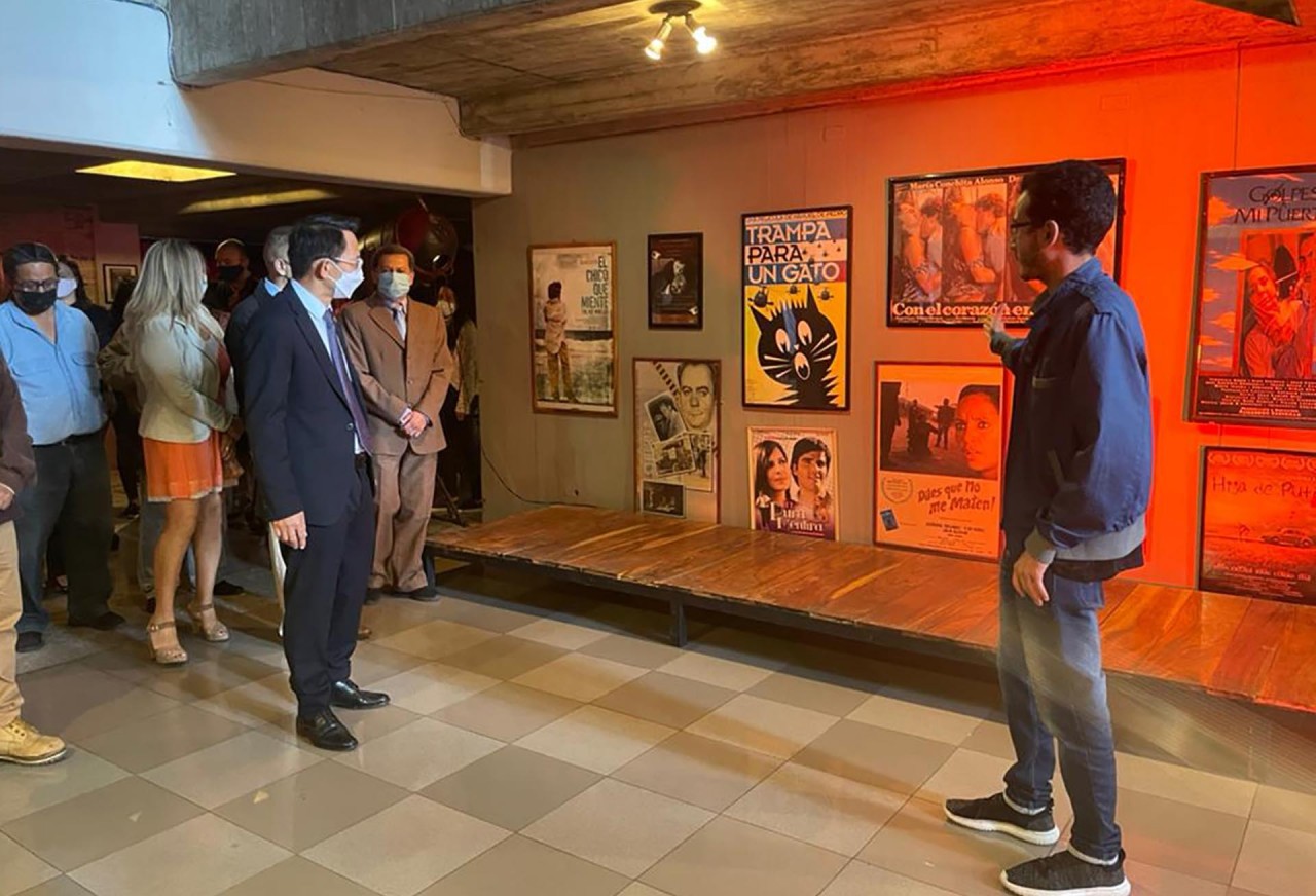Vietnamese Ambassador to Venezuela Le Viet Duyen (left) listens to an introduction about the Tulio Febres Cordero Cultural Center, where the Vietnamese Film Week is getting underway. Photo: baoquocte.vn