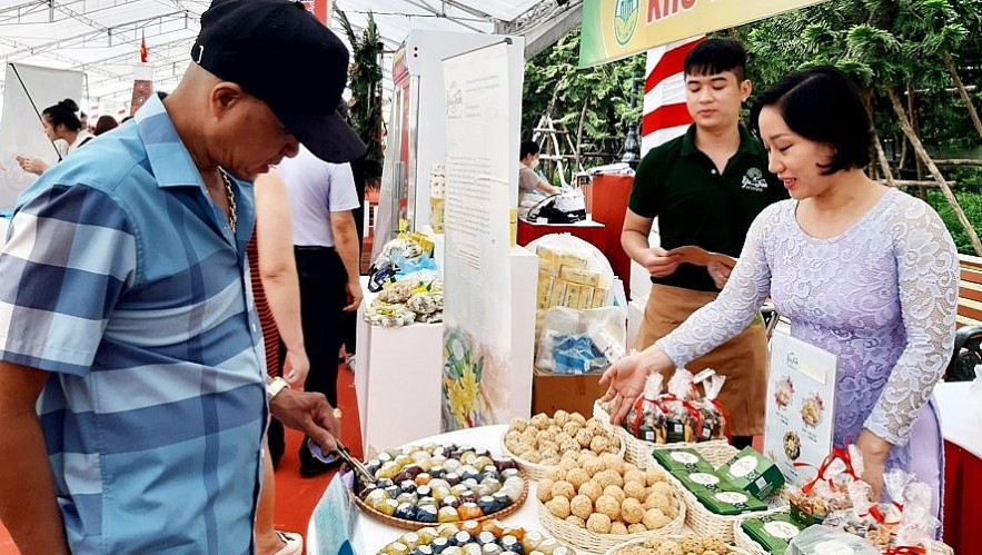 Visitors buy OCOP products at the fair. Photo: hanoimoi.com.vn