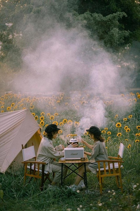 Enjoy coffee among thousands of flowers. Photo: Forest Coffee Shop