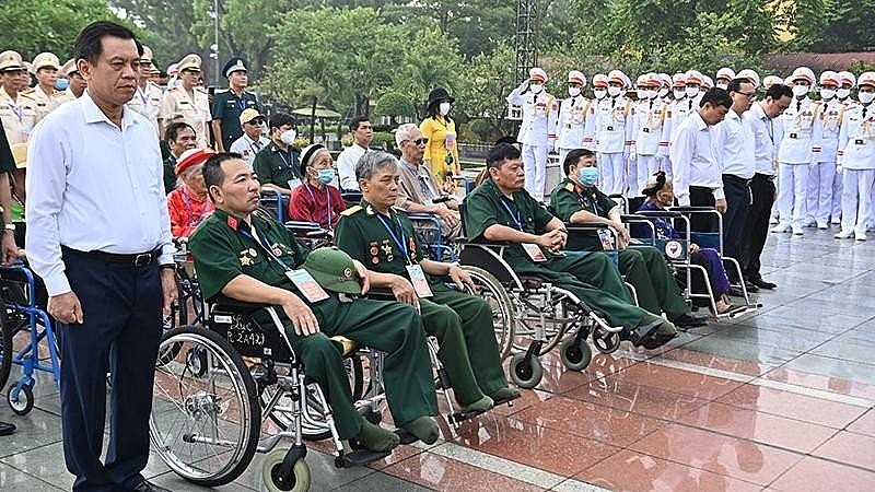 Delegates offer incense at the monument dedicated to fallen soldiers on Bac Son Street, Hanoi, on the morning of July 23. Photo: Dang Khoa