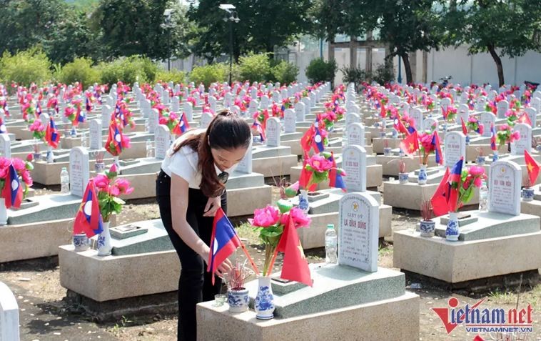 Top Leader Commemorates Martyrs in Vietnam-Laos International Fallen Soldiers’ Cemetery