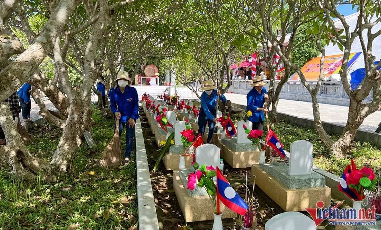 Top Leader Commemorates Martyrs in Vietnam-Laos International Fallen Soldiers’ Cemetery