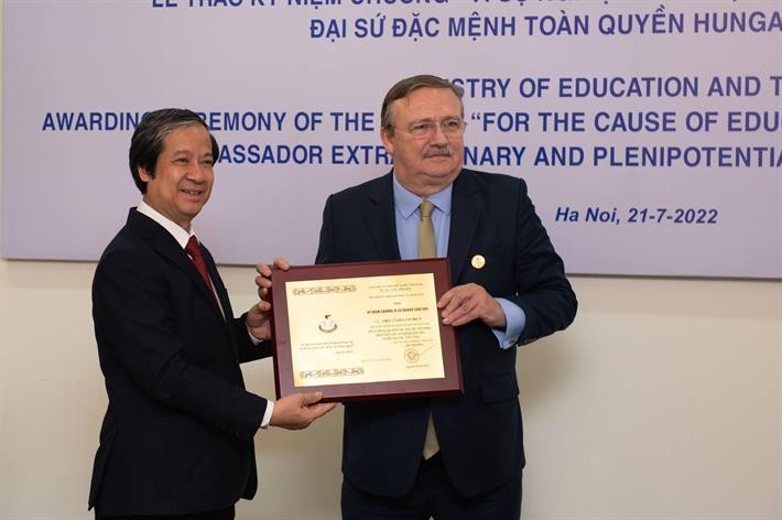 Hungarian Ambassador Ory Csaba awarded with Medal of Honor for the Cause of Education by Vietnamese Ministry of Education and Training. Photo courtesy of the ministry