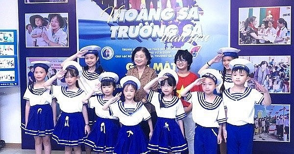 Over the past 10 years, the programme has presented 14,185 annual scholarships worth more than 14 billion VND to needy students. Photo: tuoitre.vn