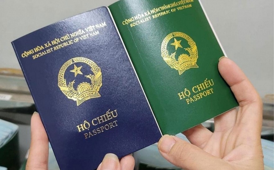 The new Vietnamese passport has a dark blue cover instead of the traditional green one. Photo: VOV