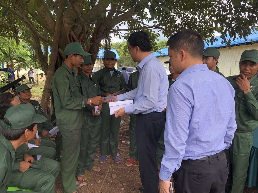 Deputy Foreign Minister Visits Vietnamese Community in Cambodia