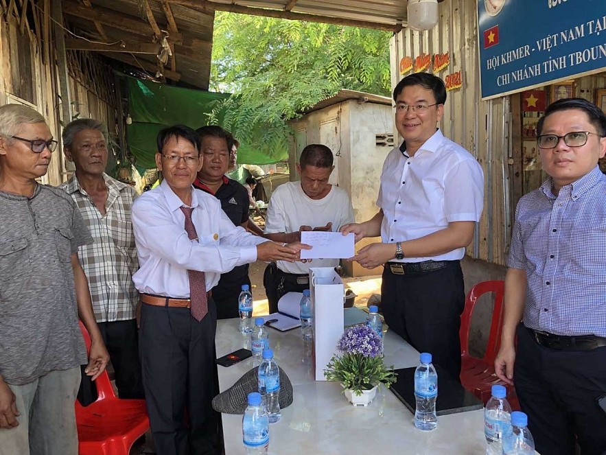Deputy Foreign Minister Visits Vietnamese Community in Cambodia