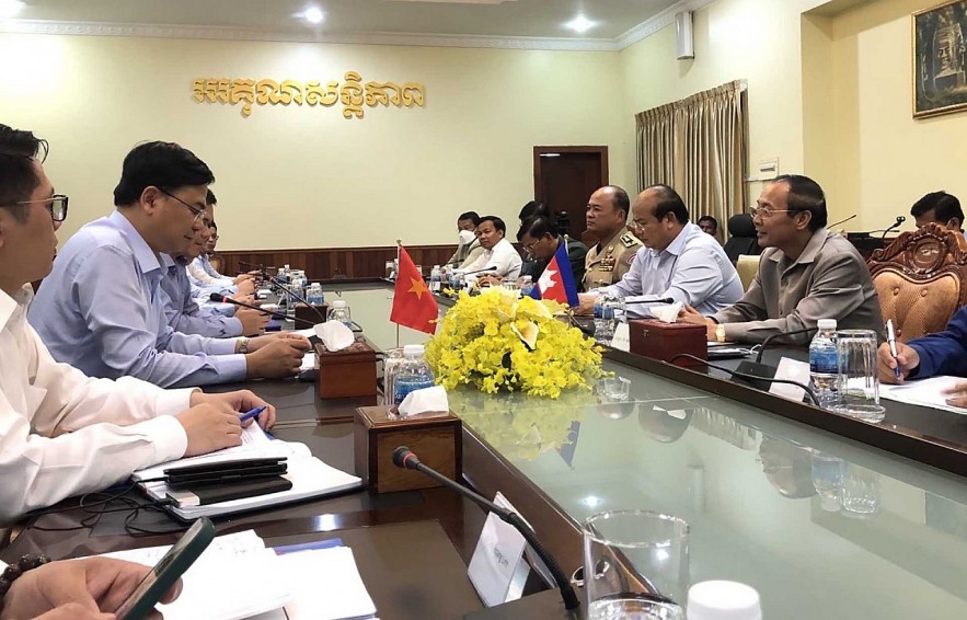 Deputy Foreign Minister Visits Vietnamese Community in Cambodia