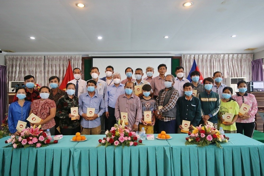 They visit and give gifts to representatives of Vietnamese origin living in Phnom Penh. Photo: VNA