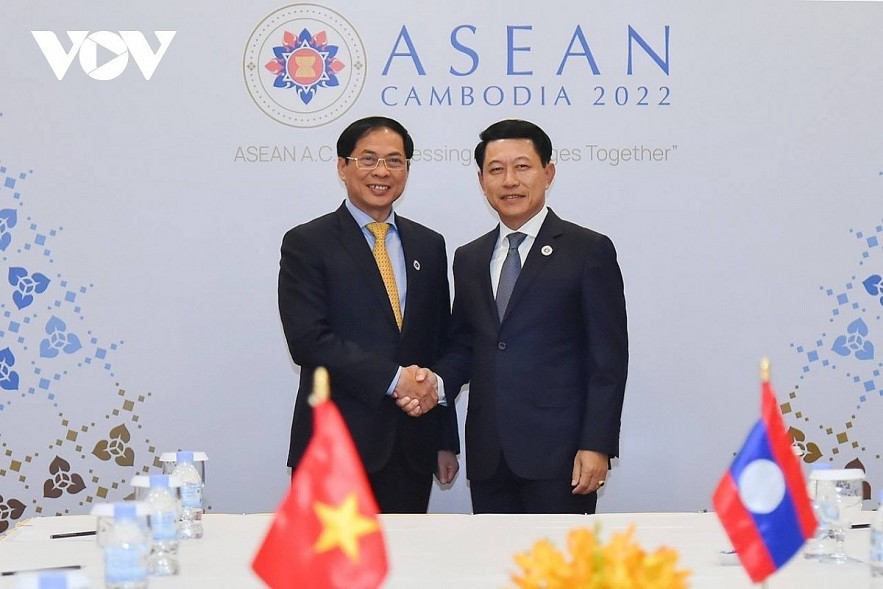Foreign Minister Bui Thanh Son (L) meets Lao Deputy Prime Minister and Foreign Minister Saleumxay Kommasith in Phnom Penh.