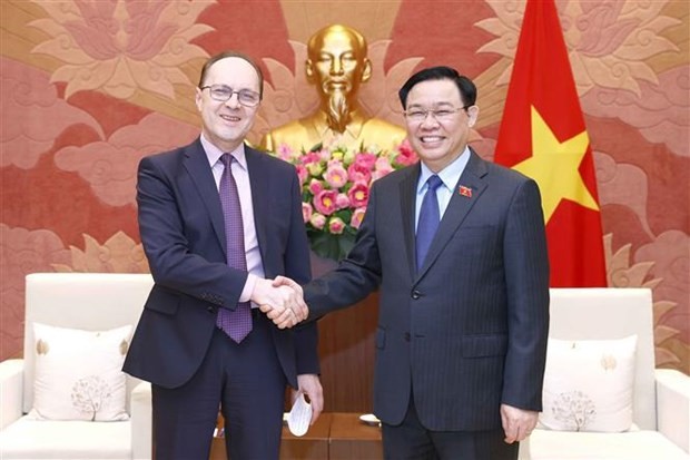 National Assembly Chairman Vuong Dinh Hue welcomes Russian Ambassador Gennady Bezdetko (Photo: VNA).