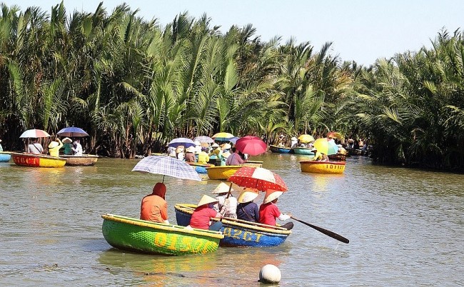 Bay Mau Coconut Forest in Hoi An - A Fun Destination for Vietnamese and Foreigners