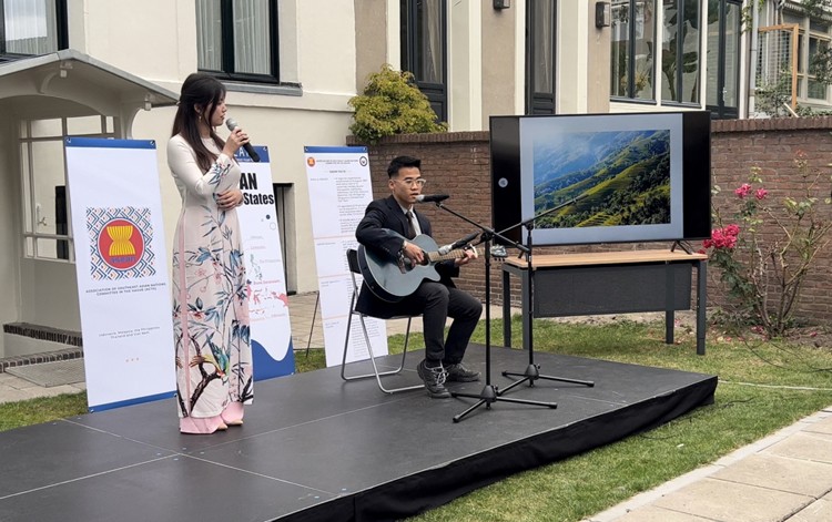 Vietnam's Ambassador Attends Flag Raising Ceremony Marking 55th Anniversary of ASEAN in the Netherlands