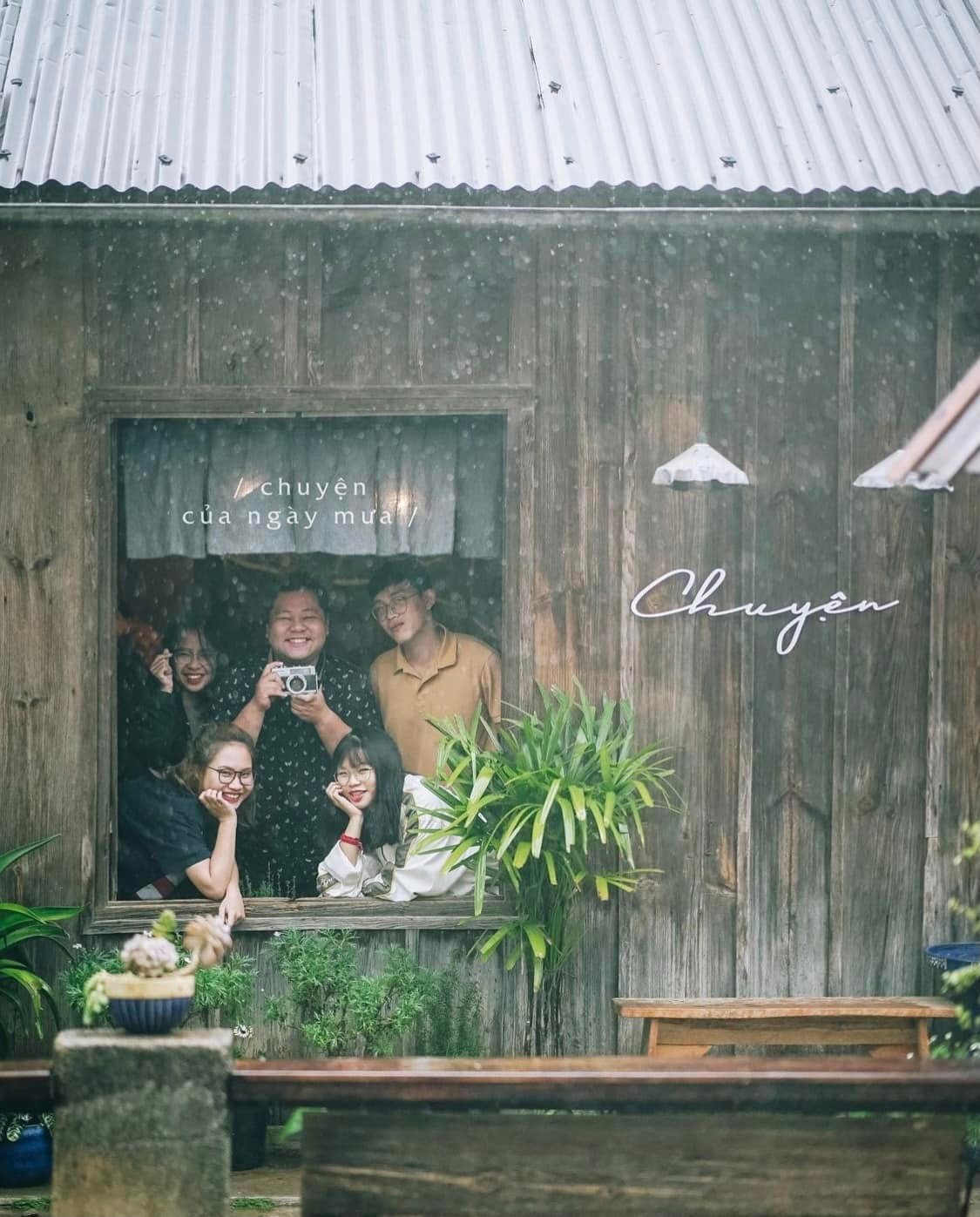 ngam tron ven con mua Da Lat ơ cafe