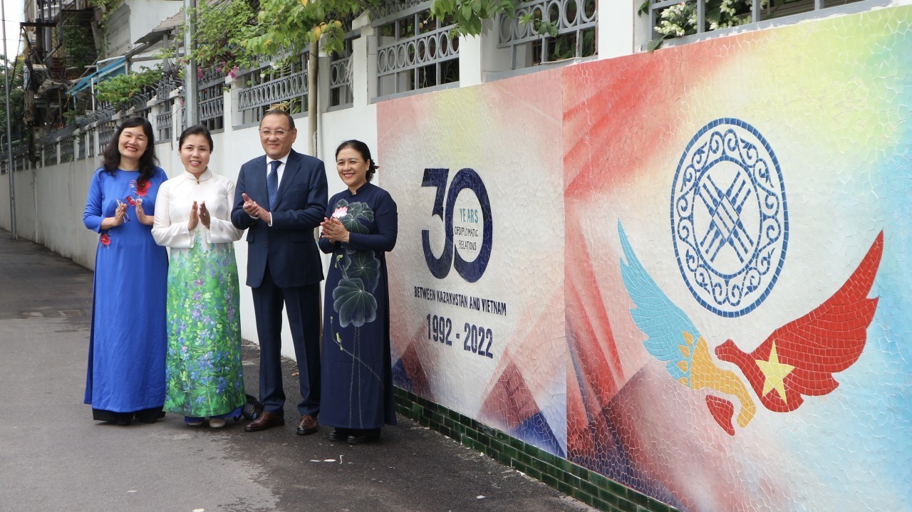 Ceramic Walls - Message to Promote Cultures