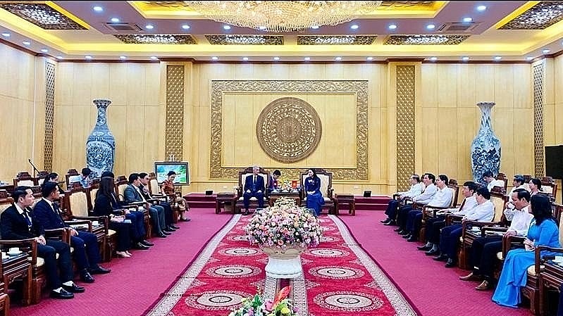 Ninh Binh leaders host a reception for the Vientiane delegation. Photo: NDO
