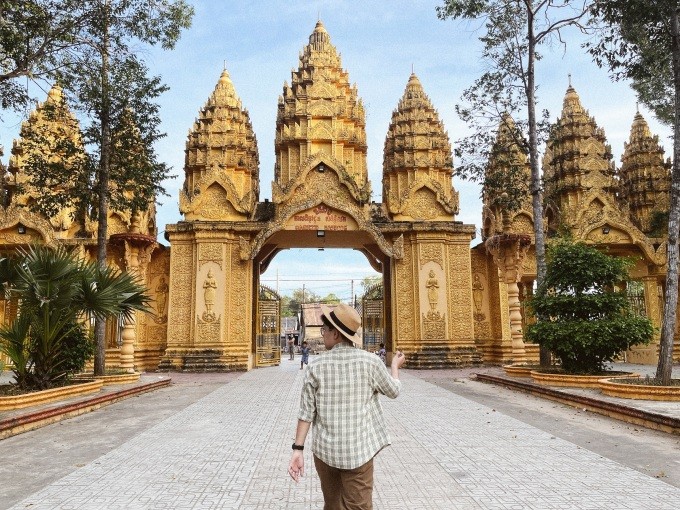 The 600-year-old Golden Pagoda in Tra Vinh Boasts Palace-like Magnificence