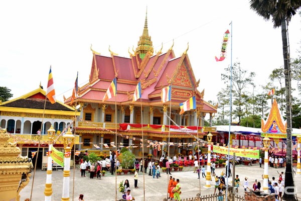 The 600-year-old Golden Pagoda in Tra Vinh Boasts Palace-like Magnificence