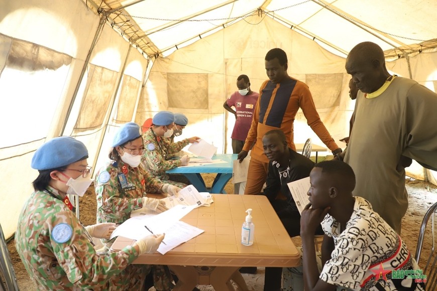 Vietnamese blue-beret doctors give health checkups to locals. Source: PANO