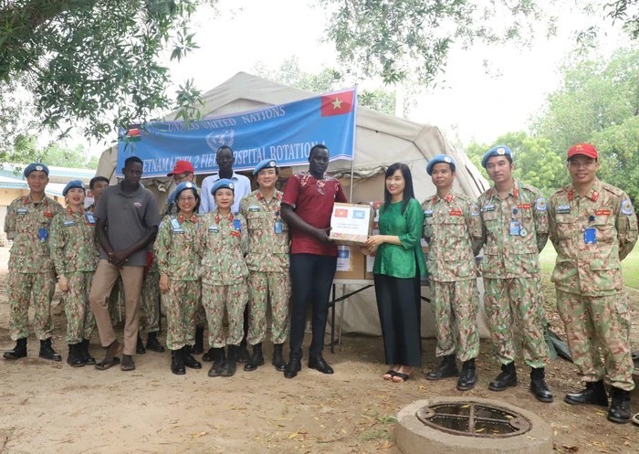 Donating essential medicines and basic epidemic prevention equipment to Bentiu General Hospital. Photo: BVDC 2.4
