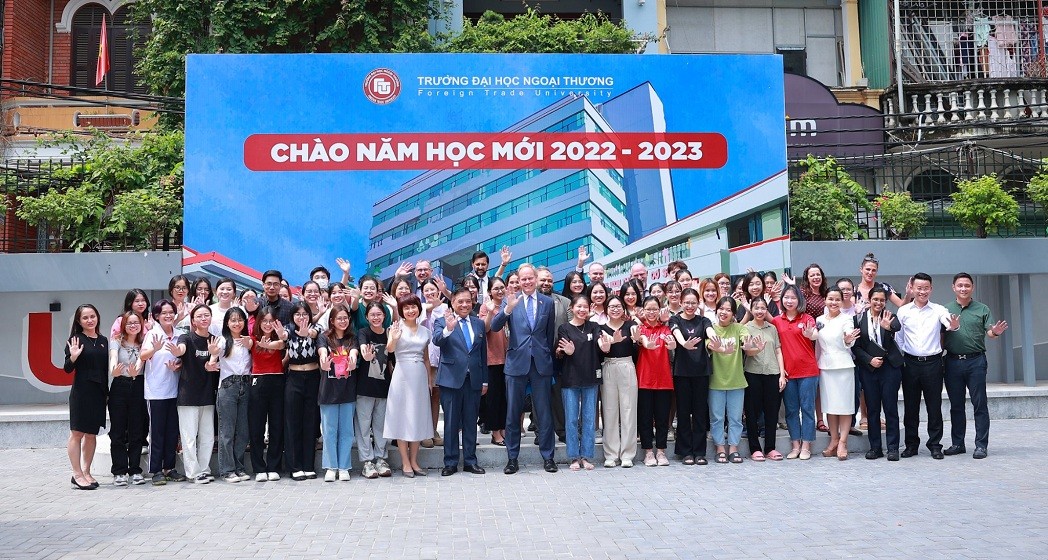 UK Home Office Permanent Under-Secretary Matthew Rycroft visits the Hanoi-based Foreign Trade University.