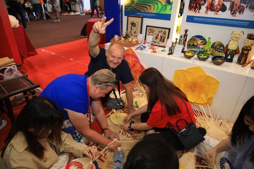 Vietnamese Culture Attracts International Friends at Army Games