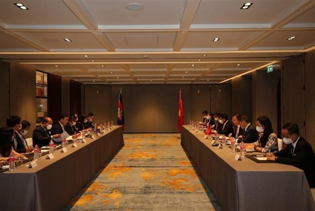 At the meeting with the Cambodian People's Party Central Committee's Mass Mobilisation Commission. Source: VNA