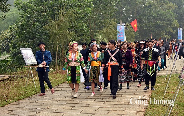 Re-enact the September highland market at the Cultural Village. Photo: Cong Thuong