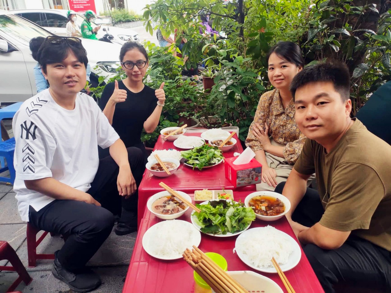 Friends old and new congregate over a Hanoian delicacy (Photo: Jason Law)