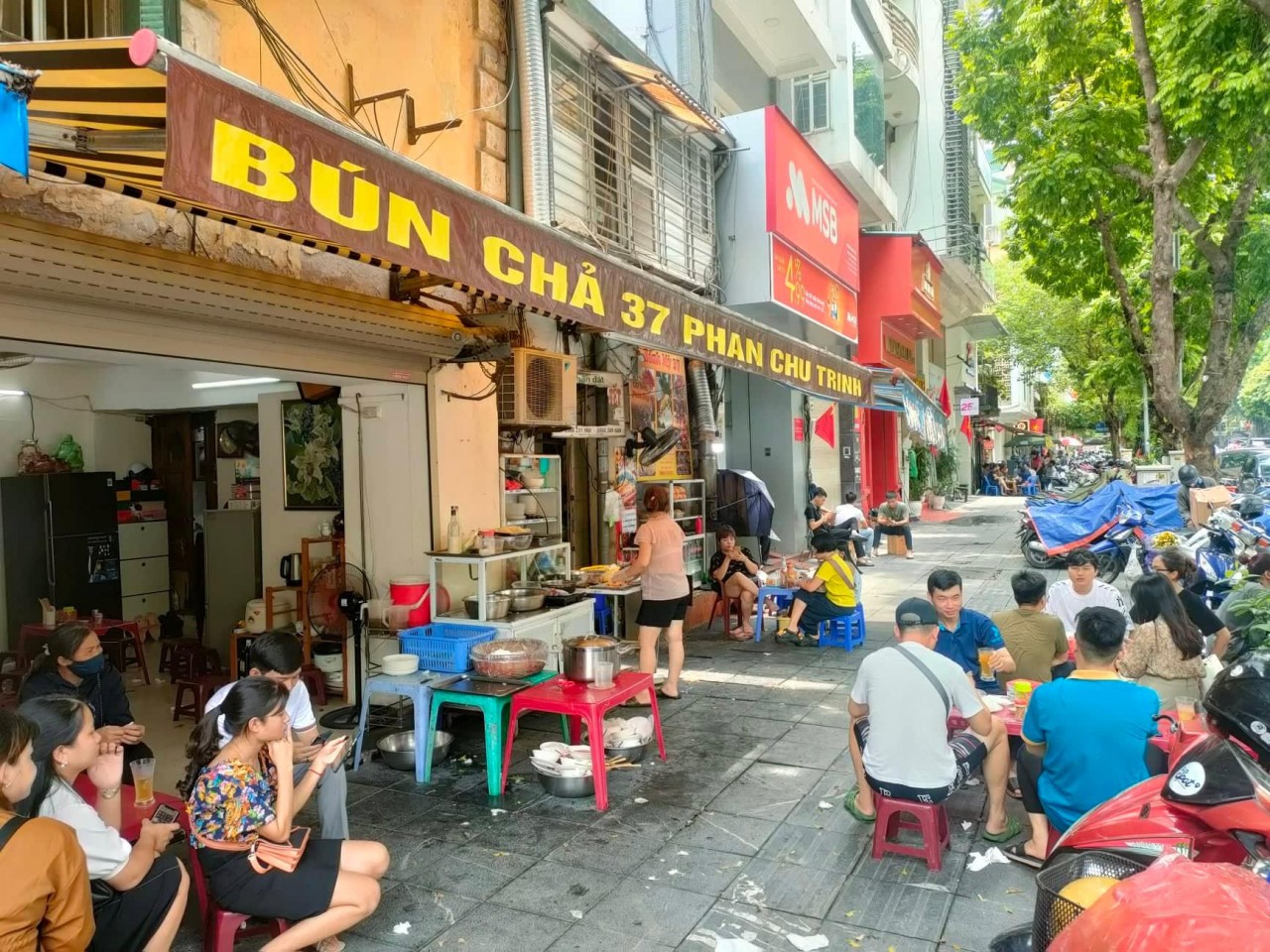 Outside Bun Cha 37, Phan Chu Trinh  (Photo: Jason Law)