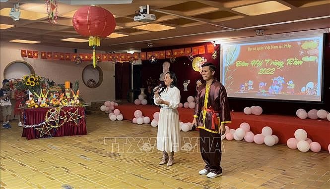 Uncle Cuoi with Hang Nga and the Mid-Autumn Festival tray.  Photo: VNA