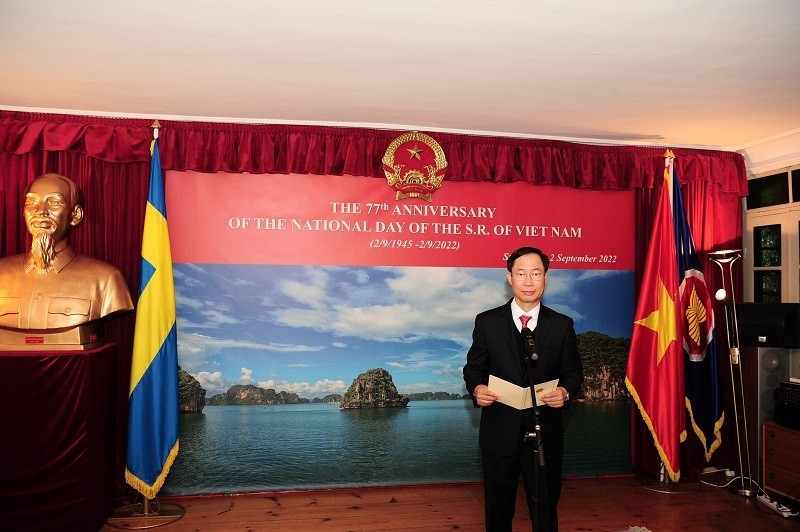 Art Activities Mark August Revolution and National Day Abroad